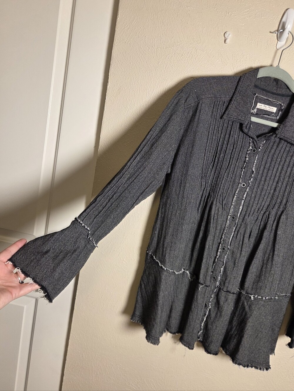 We The Free / Free People Brooks Pintuck Button Down Blouse Gray Distressed - Picture 4 of 8